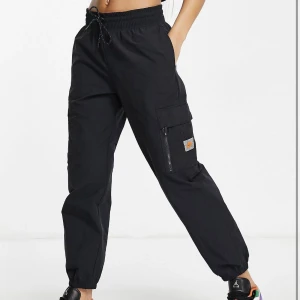 Nike Svarta Cargo - Ej använda, prislapp kvar. Slutsålda överallt. Säljer då jag köpte 2 storlekar, men glömde returnera ena paret. Jättesköna!