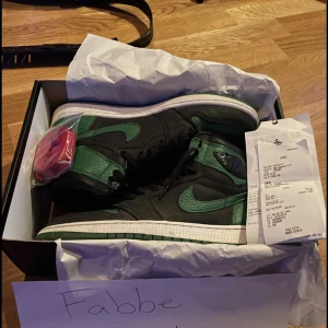 Jordan 1 High Pine Green 2.0 - Storlek EU 43 Cond 9/10 All OG med kvitto från footlocker