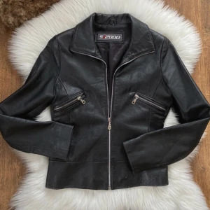 Läderjacka / Skinnjacka - Läderjacka / skinnjacka i 100% äkta läder . Storlek Small / S den har slitningar, köpte den vintage 😊 kan skicka bilder vid intresse! 😊  