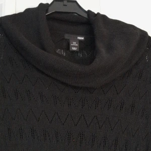 Klänning  - Knälång tunn stickad. HM strl S. Holkärm