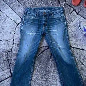 Säljer dessa Baggy Carhartt Jeans som är i bra skick (cond 8/10). Dom är är klippa längst ner då dom var för långa när jag köpte dom! Skriv om ni har några frågor!