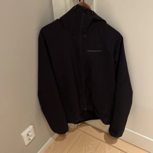 Peak performance jacka  - En tunn men ändå ganska så varm jacka. Som är stilren passar bra till allt. Den har storlek s, väldigt bra skick ser nästan inte använd ut. Priset kan diskuteras vid e snabb affär.