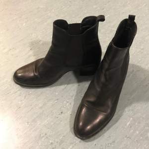 Black boots lightly worn 