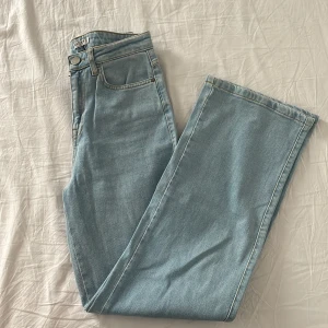 Madlady jeans  - Högmidjade jeans från Madlady i storlek 34. Fint skick! Skriv om du har några frågor eller vill ha fler bilder💗
