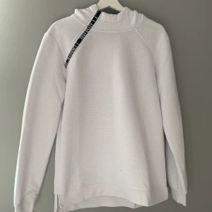 Hoddie  - Vit hoddie från Jack and Jones med en sned dragkedja vid axeln. Tröjan är väldigt fin men lite noppig.