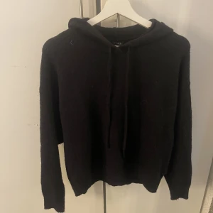 Huvtröjor Lindex  - Säljer dessa snygga huvtröjor från Lindex i storlek XS, men är oversized så passar mig som vanligtvis har S och M i tröjor. Säljer i både svart och ljusbrun. Köp båda två för 300 eller separat för 200💕