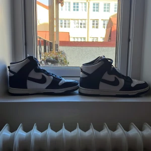 Nike dunk High - Säljer mina dunks då de är för små och inte kom till så mycket användning, har en  defekt på ena skon. skick 7/10, äkta köpta på jdsport, ord pris runt 2500kr. Pris kan diskuteras 