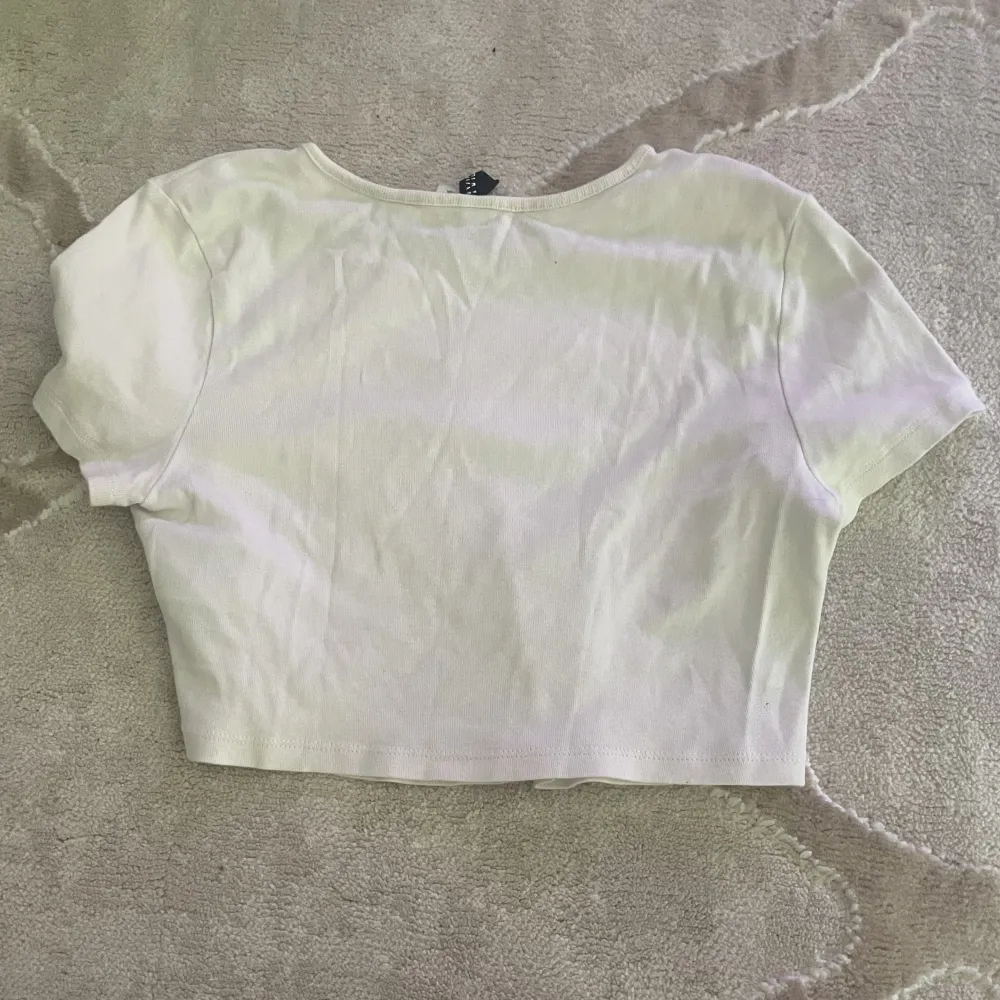 short white crop top for summer . Blusar.