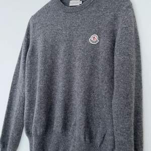 Stickad moncler tröja Storlek: M Skick: 8/10 Färg: grå Vårt pris: 1400kr Retail: 5000kr