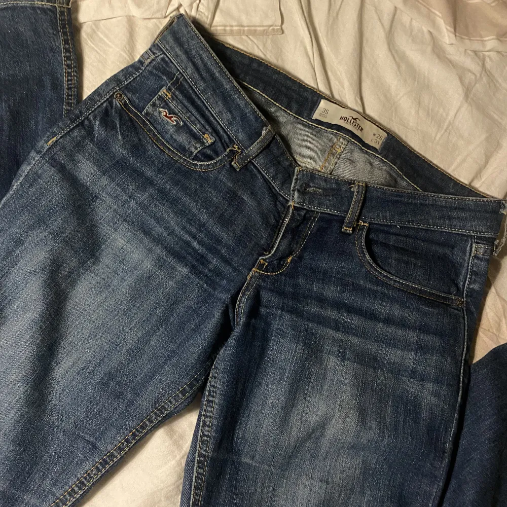 Snygga lågmidjade Hollister jeans!🤩Är i bra skick, finns skada på märket i jeans linningen där bak. Skriv gärna privat för mer bilder!. Jeans & Byxor.