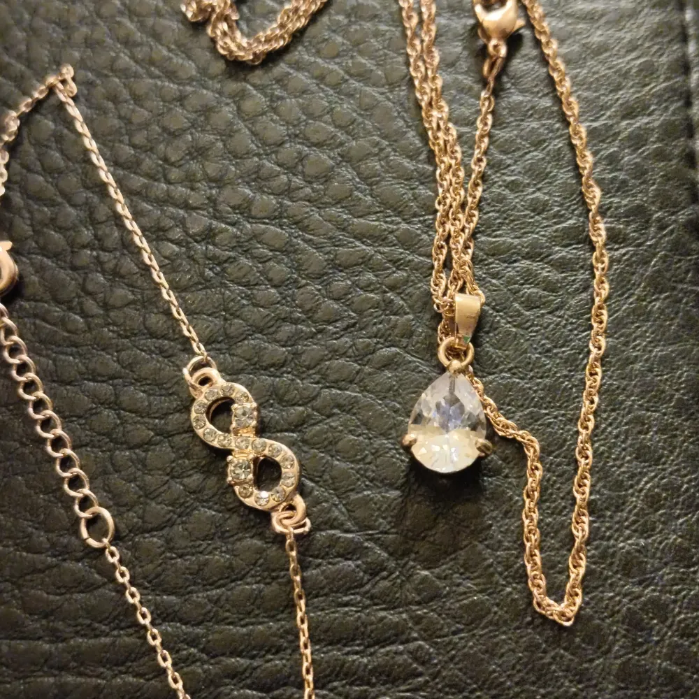 Ett halsband och ett armband i roseguld med små vita strass pärlor från glitter är dock inte äkte roseguld utan bara överdrag. Accessoarer.