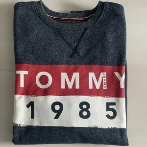 Sweatshirt  - Fin gråblå tröja från Tommy Hilfiger. Tröjan är använd ett fåtal gånger och därmed i fint skick. 