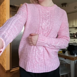 Rosa stickad tröja - Snygg rosa stickad tröja i fint skick! Fin till hösten och vintern🙌🏼