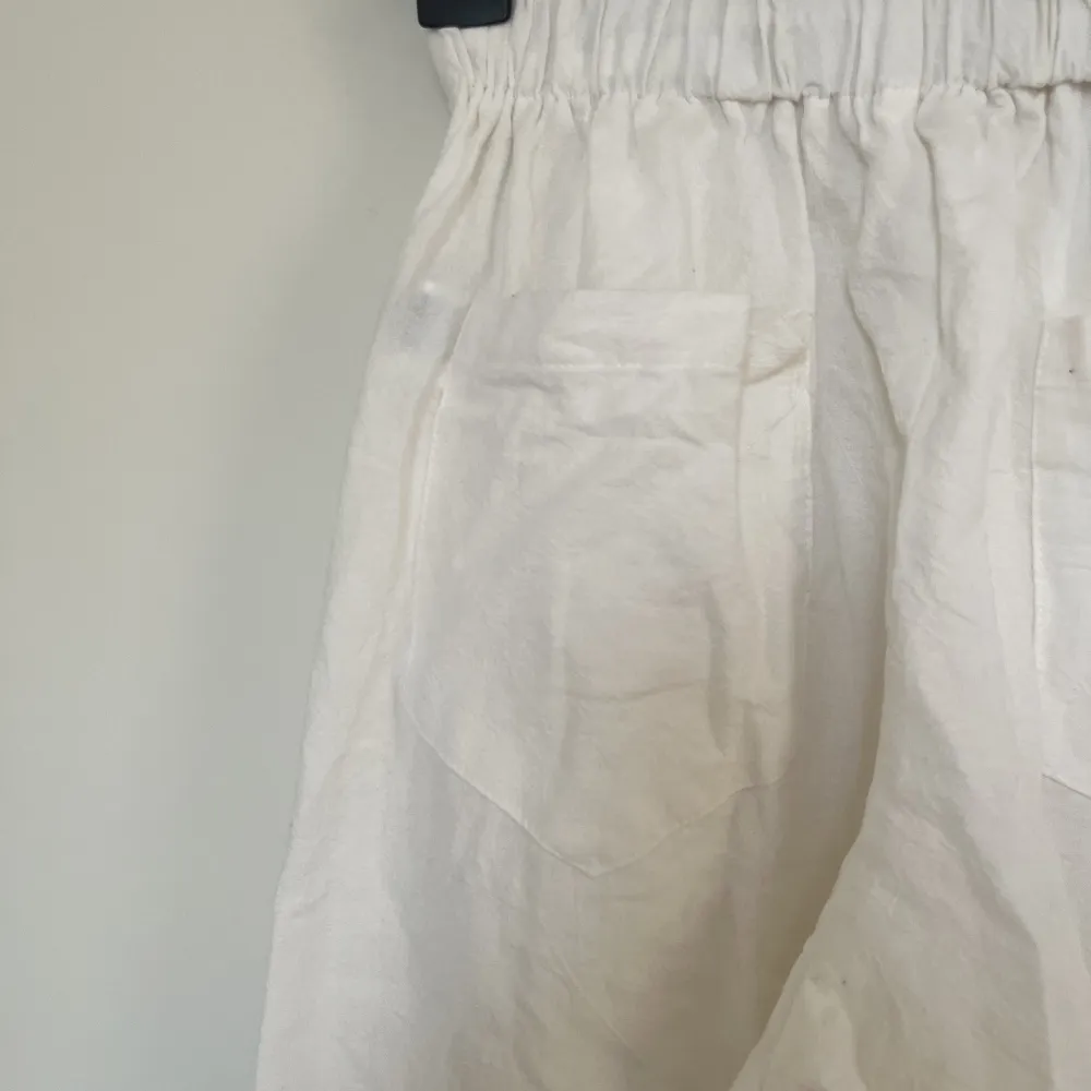 Säljer dessa jättefina linnebyxor i storlek M, aldrig använda och i bra skick, byxorna har fickor där bak och är av en lite längre modell.🌸. Jeans & Byxor.