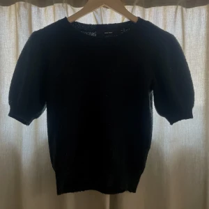 Topp - Svart topp från VERO MODA! ❤️