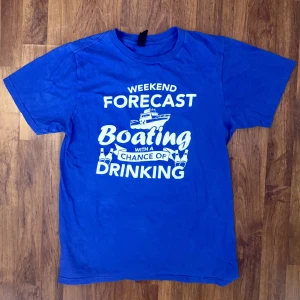 Cool t-shirt - Säljer en cool t-shirt. Sitter som M. Köpare står för frakt💙🦋