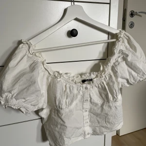 Söt blus - En supersöt vit blus från Gina Tricot, ganska stor i storleken. Säljer pga för stor. 