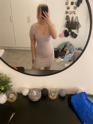 Lila klänning - Supersöt ljus lila klänning med "puff" armar. Perfekt till sommaren. Från mango, använd en gång.