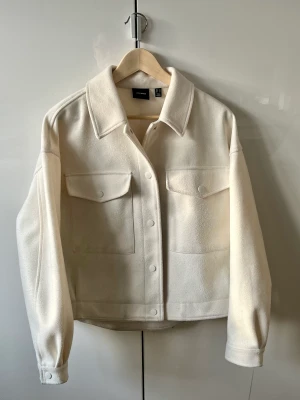 Kort kappa  - Lite smutsig men märks inte av. Passar mig som annars brukar ha S