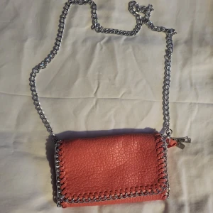 Tiamo-väska - En orange Tiamo-väska. Inköpspris 499. Används inte längre:)