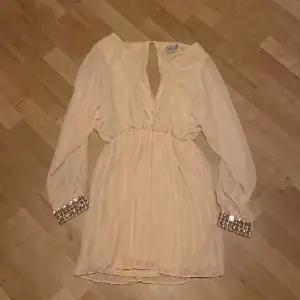 Säljer nu denna ljusrosa/beiga klänning från asos  då den inte till användning tycker🤍 den är u fint skick och är v ringad framtill och öppen rygg bak.💓 den är även postar Bertil som man ser på bilden. Skriv dm vid fler frågor m.m