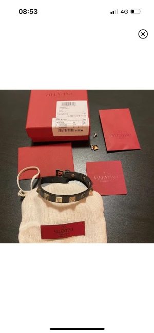 Valentino armband  - Snyggt Valentino armband i fint skick, väldigt sparsamt använd! Nypris 2200kr, köpt på MyTheresa och allt medföljer (extra nitar bla.) Kan skicka bild på kvittot. 🖤 I färgen svart, sänker inte priset så ingen mening att förhandla!