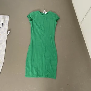Grön hm klänning  - Säljer dena söta klänningen ifrån hm! Säljer då den inte kommer tilll användning. Klänning är ganska lång men det går att vika upp. Jag köpte den i oktober och har använt den fåtal gånger! Köparen står för frakten! Tryck gärna på köp nu.💚🫶🏻