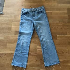 Superfina jeans från GinaTricot. Storlek 40 men passar mig som är storlek 36/38. Ankellånga. 💙
