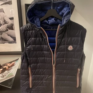 Moncler väst  - Skick:9/10 Storlek:4 