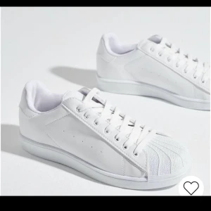Vita sneakers  - Nya vita sneakers ifrån Nelly i strl 38.  Ligger fortfarande i kartongen.  Normala i storlek! Passar även wide feet