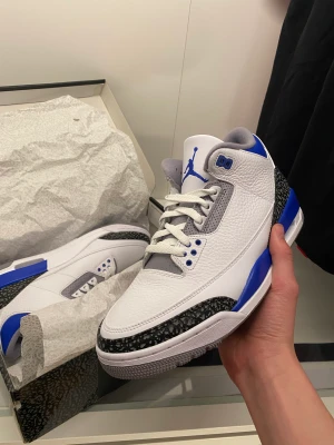 Nike Air Jordan 3 Racer Blue - Helt oanvända Jordan 3s med fin box. (DSWT) De är storlek US 11 eller EU 45. På StockX kostar de runt 3800kr. Kvitto finns och har legit-checkat på checkcheck app. Kan skicka eller hämtas i Uppsala. Priset går att diskuteras