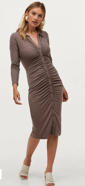 Säljer denna super snygga klänning stl 34/36 passar en s/m  - Fint skick då den bara hängt i garderoben bilderna är lånade från ellos där jag köpt den i från dyr i inköp 449 kr 