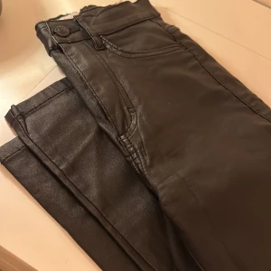 Skinnbyxor  - Svarta skinnbyxor från only i storlek xs, använd 3 gånger 
