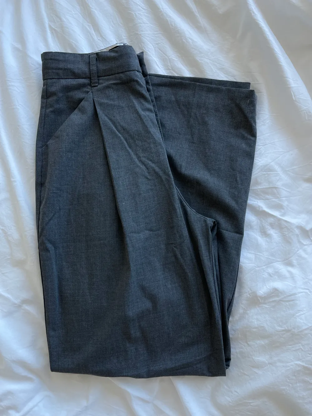 grå full length kostymbyxor från zara💕 mycket fint skick. . Jeans & Byxor.