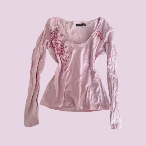 Rosa topp med tryck - Jättesöt topp från Mexx i bra skick. Det står storlek XL men den passar bra på mig som bär XS/S i överdelar 💞 Kontakta mig för fler bilder!