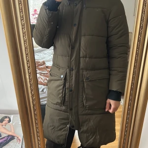 Grön jacka  - Jätteskön och lätt lång grön dunjacka 