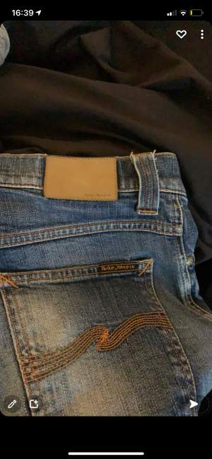 Hej! Säljer mina favvo jeans nu då dom har blivit för små på mig, wash färgen på dessa jeans e sjukt snygg🤩finns en liten liten fläck på jeansen som man absolut inte märker men kände att det kunde va bra att veta! Skriv gärna❤️‍🔥!!low waist bootcut!!❤️‍🔥❤️‍🔥