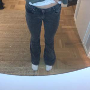 Low waist Bootcut jeans, storlek 38 andvänt ca 4 gånger, super bra skick💗