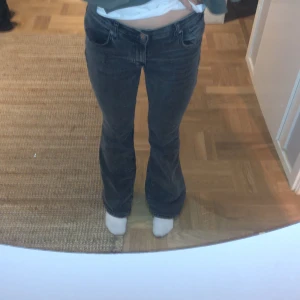 Svarta jeans  - Low waist Bootcut jeans, storlek 38 andvänt ca 4 gånger, super bra skick💗