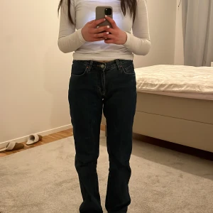 Midwaist jeans - Säljer dem här jeansen från Bikbok, använda 4 gånger🤍