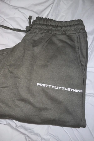 MJUKIS PLT - Gröna mjukis byxor från PLT helt oanvänd med prislapp på. Storlek L men passar även M.  Ordinarie pris 22€ säljs för 200. Vid snabb affär ingår frakt. 