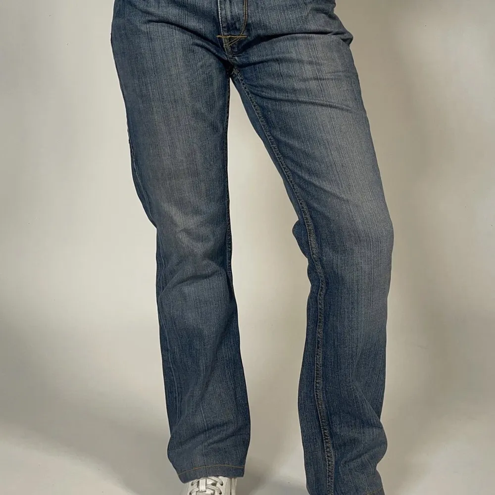 Levis jeans  Innerbenslängd:71cm Höftmått:80cm. Jeans & Byxor.