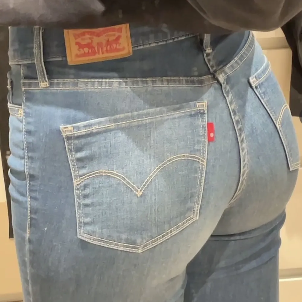 Superfina jeans från Levis som sitter perfekt i midjan där streschiga så anpassar sig perfekt till dig, köparen står för frakten & betalning sker via Swish. Hör av dig för fler bilder:). Jeans & Byxor.