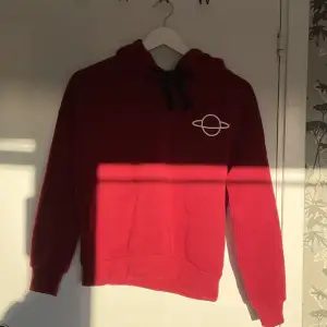 Röd hoodie som är köpt på SHEIN. Jätte skönt och bra material och kvalitet. Färgen om bild tre är mest lik verkligen.