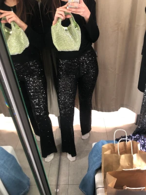 Svarta paljettbyxor - Från Zara, använda en gång. Strl S, passar mig som oftast bär 38 undertill. Viss tråddgraning på insidan av låren, se bild tre. Nypris 399:-