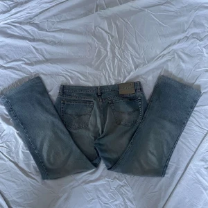 Vintage jeans  - Mid waisted jeans. Använda fåtal gånger. Köpta på second hand. Dem har lite slitage längst ner. Bra kvalitet!🙈💋 obs! Jag är 150 och byxorna sitter lite långt på mig 