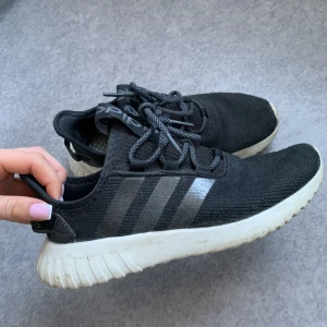 Adidas skor - Träningsskor från adidas. Lite slitna på insidan av hälen men annars bra skick, lite smutsiga men går att tvätta 