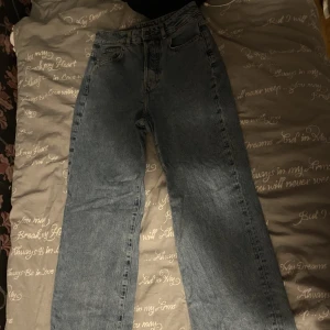 Raka blåa jeans! - Rensar min garderob, säljer dessa byxor då jag inte gillar passformen på mig. De är rätt så breda o sitter baggy påoch det är tyvärr inte längre min stil. Byxornas skick är så gott som nytt! 