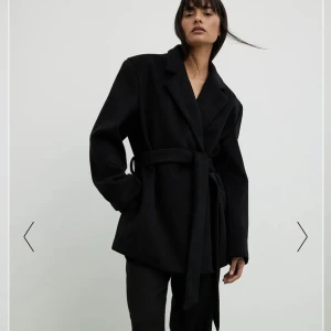 Kappa - Jättefin kappa från nakd. Använd ett fåtal gånger så inget fel med den! Perfekt till våren🙌🏼 Nypris: 999kr. Köp direkt för 550kr, annars budgivning! Köparen står för frakten! 