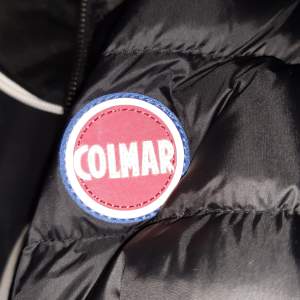 Säljer min Colmar jacka då den inte passar mig längre. Den har ingen luva. Super bra skick alltså inga hål eller märken på den,pris går att diskutera!